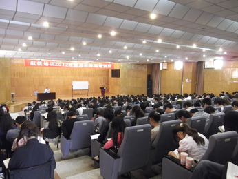 航帆培訓(xùn)云南省農(nóng)村信用社招聘考試培訓(xùn)學(xué)員聚精會(huì)神聽課