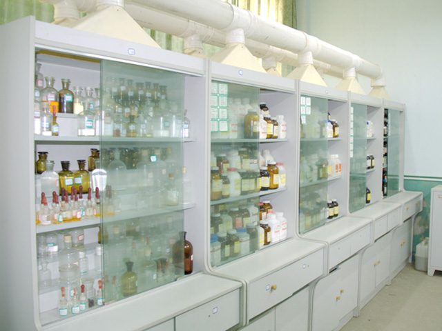云南新興職業(yè)學院_制藥系配藥實驗室內一角