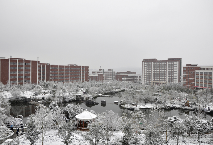 云南經(jīng)濟管理學院_冰雪校園
