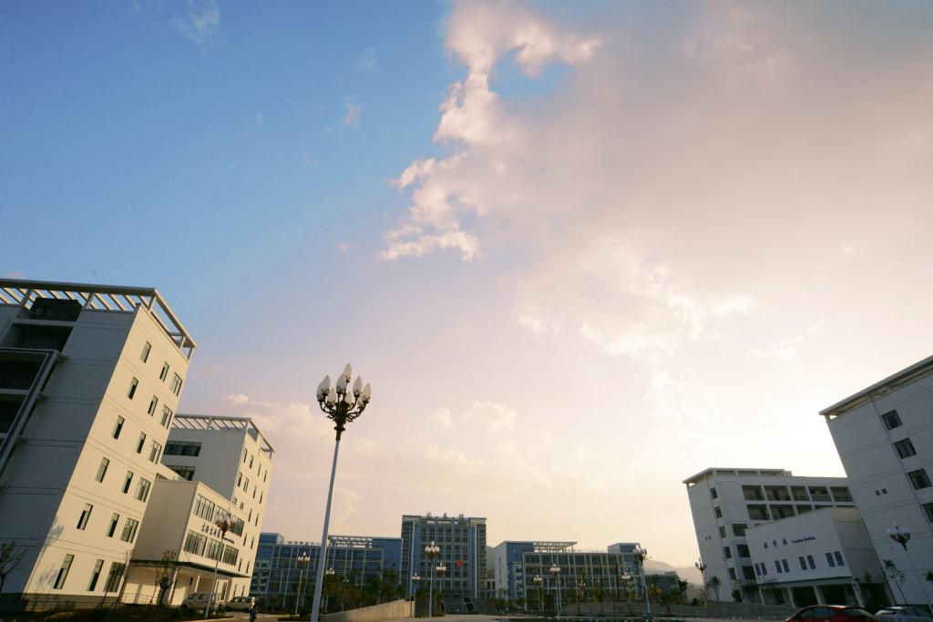 紅河衛(wèi)生職業(yè)學(xué)院&mdash;&mdash;校園傍晚風(fēng)光