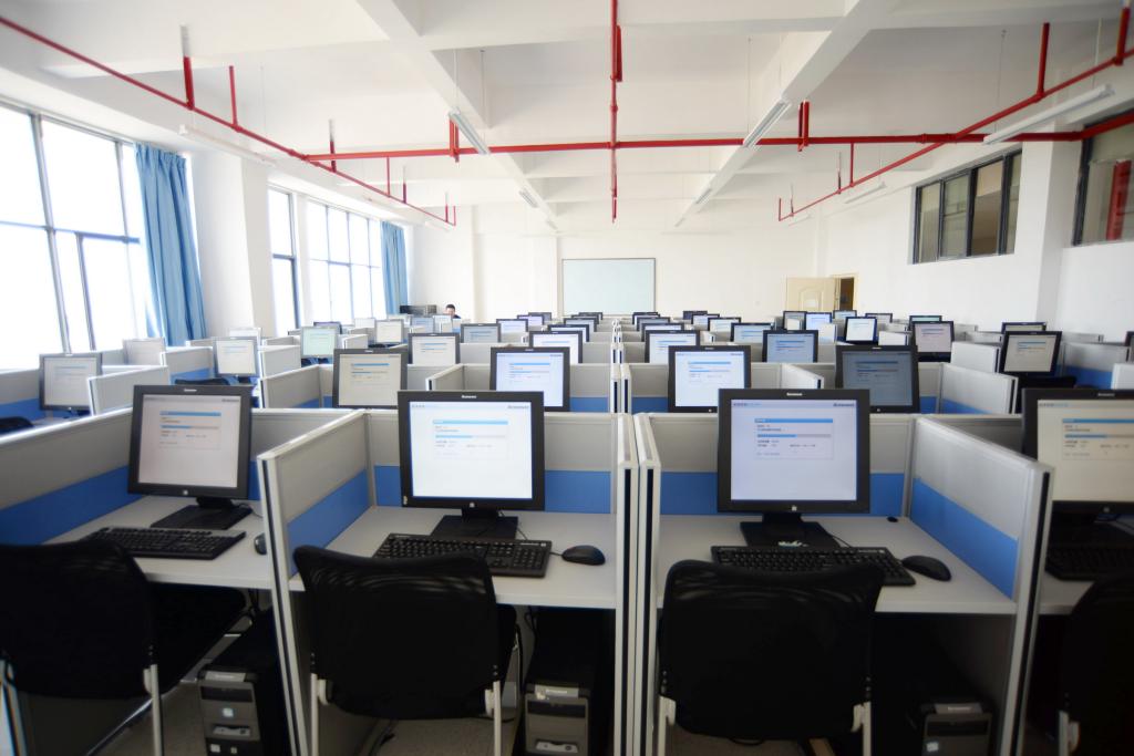 紅河衛(wèi)生職業(yè)學(xué)院&mdash;&mdash;計(jì)算機(jī)實(shí)訓(xùn)室